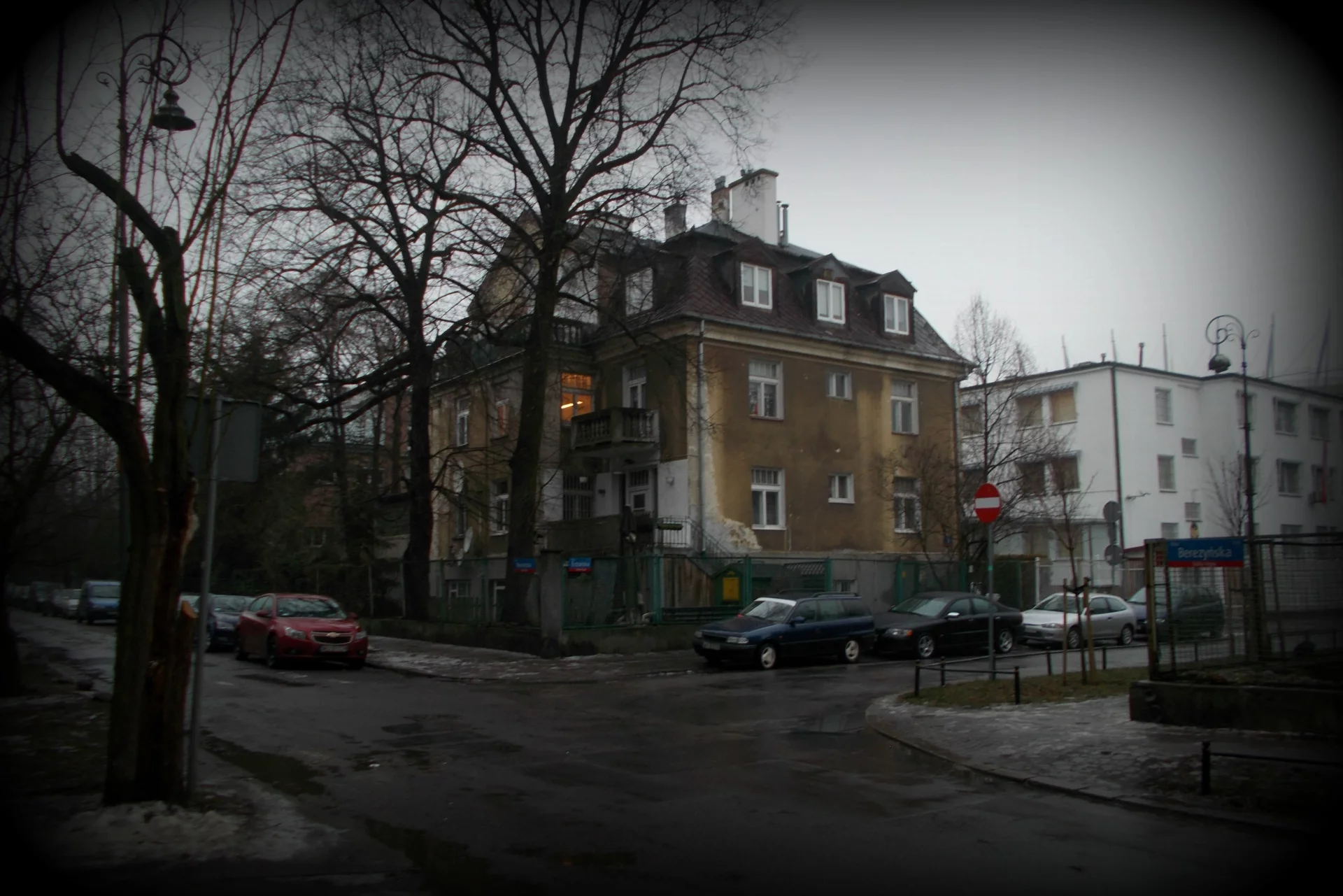Na Saskiej Kępie, przy skrzyżowaniu ulicy Estońskiej i Berezyńskiej stoi dom wielorodzinny, to właśnie w nim funkcjonuje coworking rodzicielski Zabawianka.