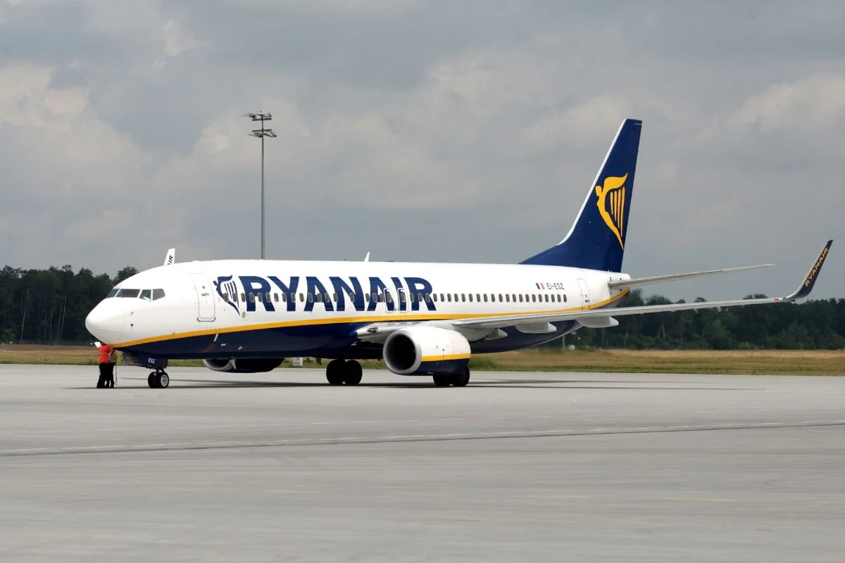 Ryanair będzie musiał zwrócić pasażerce 20 euro, ale bardziej zaboli go nakaz rezygnacji opłat za bagaż kabinowy.