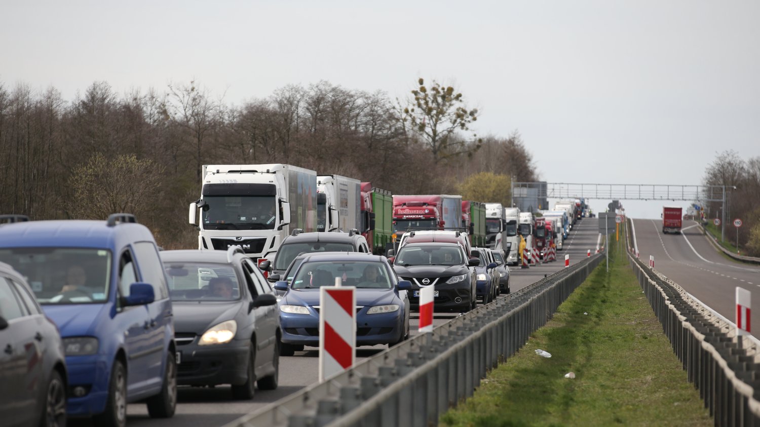 W środę 1 lipca weszły w życie przepisy pozwalające płacić za przejazd ciężarówek po drogach krajowych za pomocą smartfona.