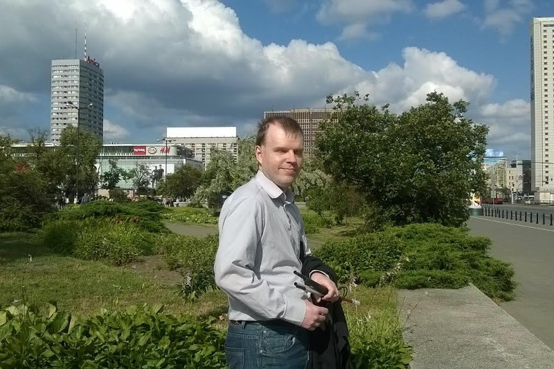 Wojciech Zieliński wadę wzroku ma od urodzenia. Mimo tej niepełnosprawności kończy doktorat i rozwija biznes call center w Milanówku