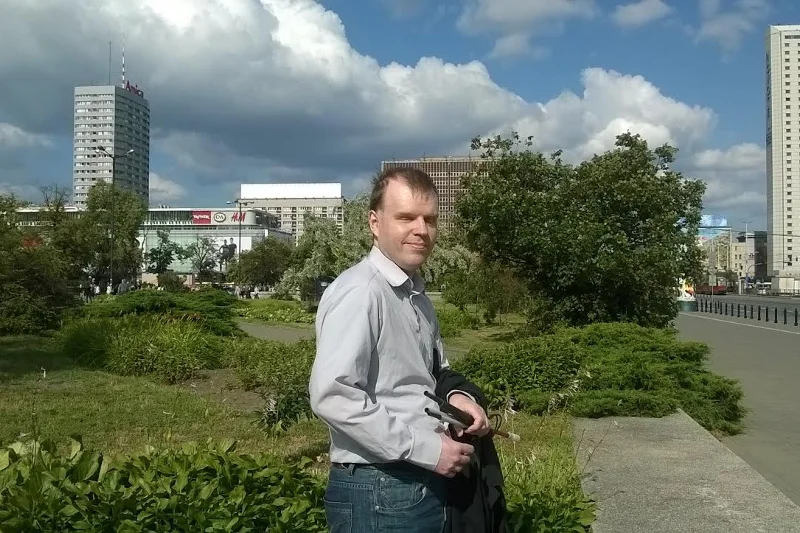 Wojciech Zieliński wadę wzroku ma od urodzenia. Mimo tej niepełnosprawności kończy doktorat i rozwija biznes call center w Milanówku