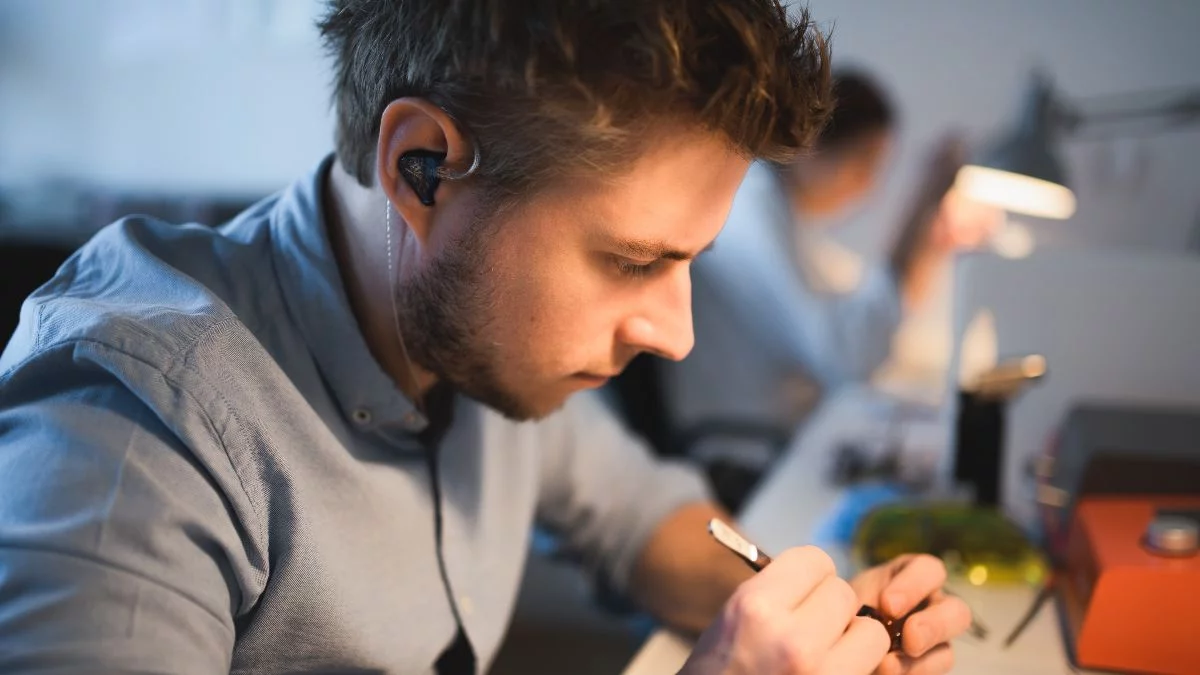 Piotr Granicki, twórca Custom Art. Przygodę z produkcją słuchawek zaczynał od zera, metodą prób i błędów. Dziś jego słuchawki noszą wielkie gwiazdy muzyki.
