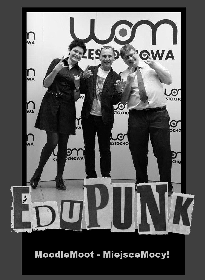 MoodleMoot - MiejsceMocy! Na zdjęciu organizatorzy ubiegłorocznego MoodleMoot: Katarzyna Wilk i Tomasz Walasekek (w środku autor artykułu)