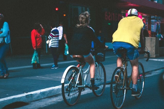 Dojeżdżanie do pracy na rowerze to oszczędność rzędu 2000 zł rocznie. Zyskamy też 2 tygodnie życia