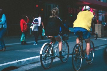 Dojeżdżanie do pracy na rowerze to oszczędność rzędu 2000 zł rocznie. Zyskamy też 2 tygodnie życia