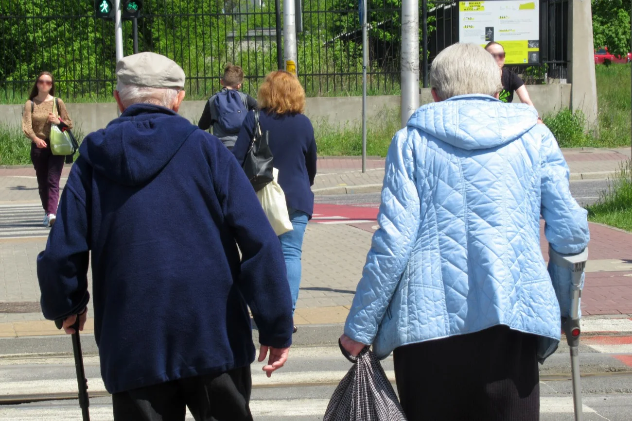 Małżeństwo seniorów na przejściu dla pieszych