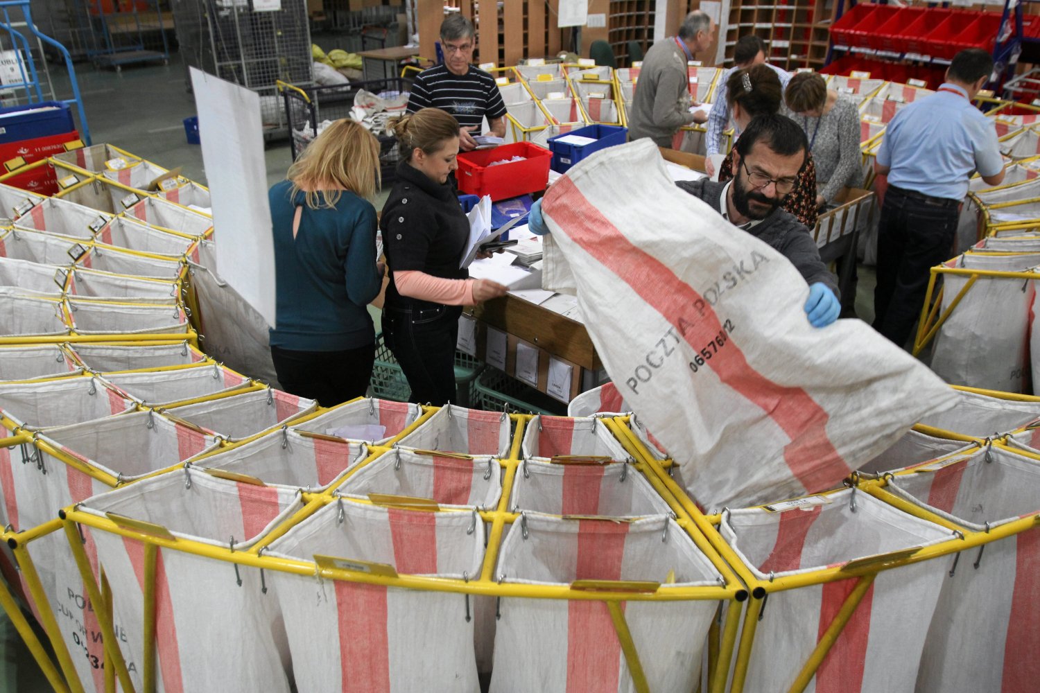 Przesyłki pocztowe, w których przestępcy wysyłają swoje towary, są częstym procederem