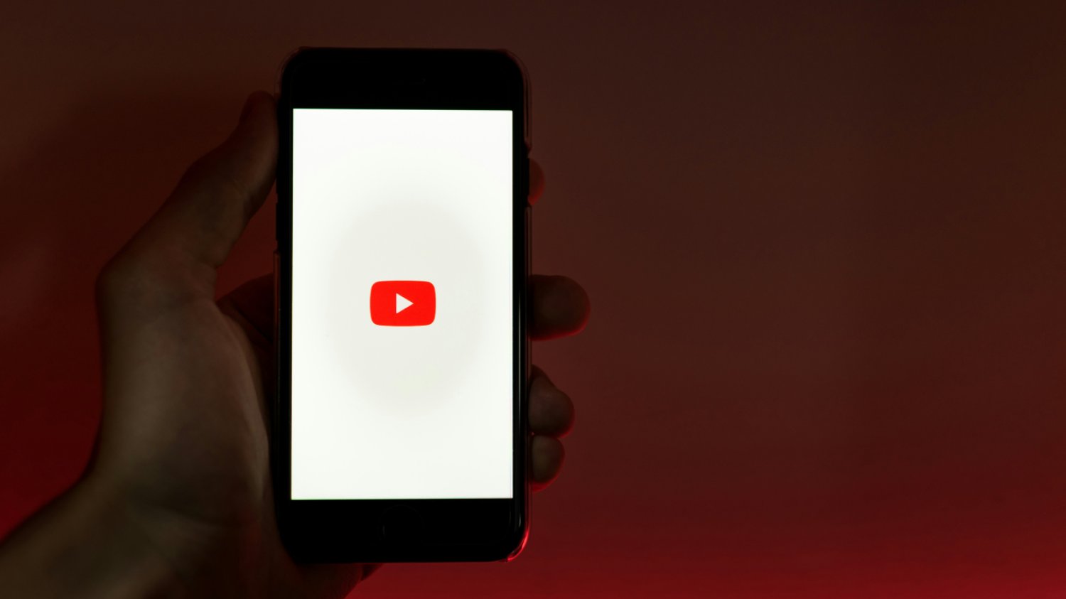 Polityka ma zwalczać "rażące" clickbaity, które wprowadzają widzów w błąd, ze szczególnym uwzględnieniem filmów związanych z "bieżącymi wydarzeniami".