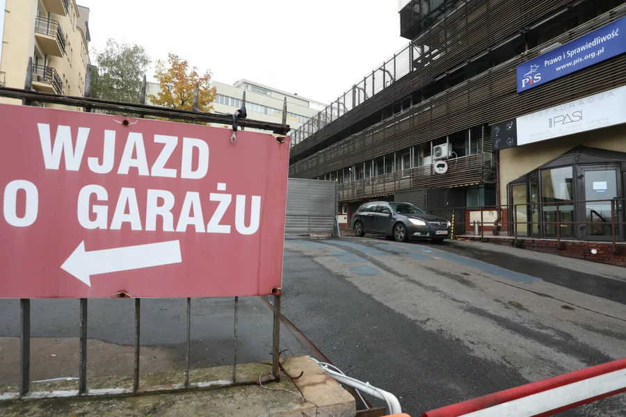 W fatalnych dla Porozumienia Centrum, a dziś Prawa i Sprawiedliwości, czasach kołem ratunkowym był wynajem nieruchomości: w Alejach Jerozolimskich, na ul. Srebrnej i Nowogrodzkiej.