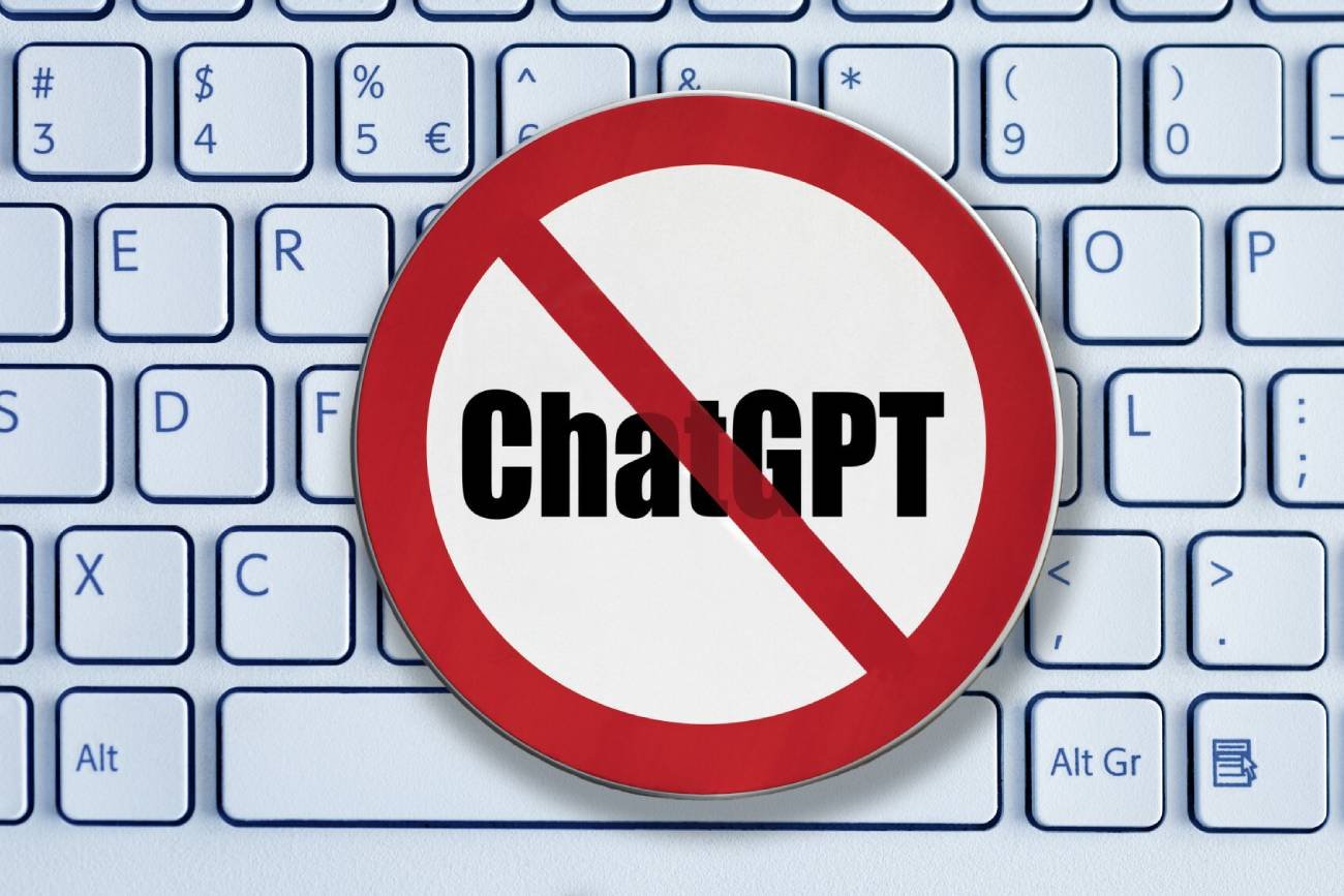 Znak z przekreślonym ChatGPT na klawiaturze.