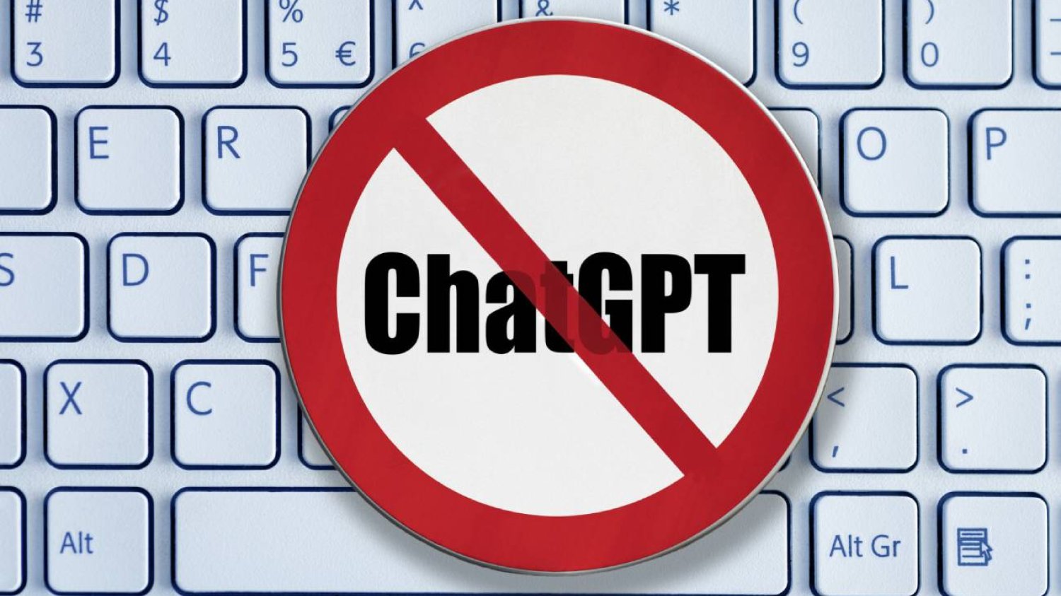 Znak z przekreślonym ChatGPT na klawiaturze.