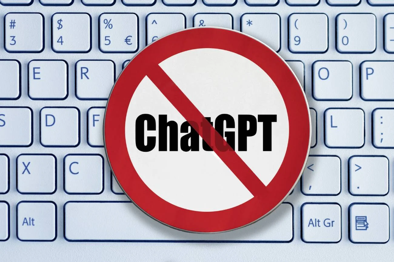 Znak z przekreślonym ChatGPT na klawiaturze.
