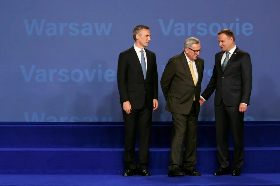 Między Brukselą a Warszawą nie ma chemii. Szef NATO Jens Stolenberg, szef Komisji Europejskiej Jean-Claude Juncker oraz prezydent Andrzej Duda.