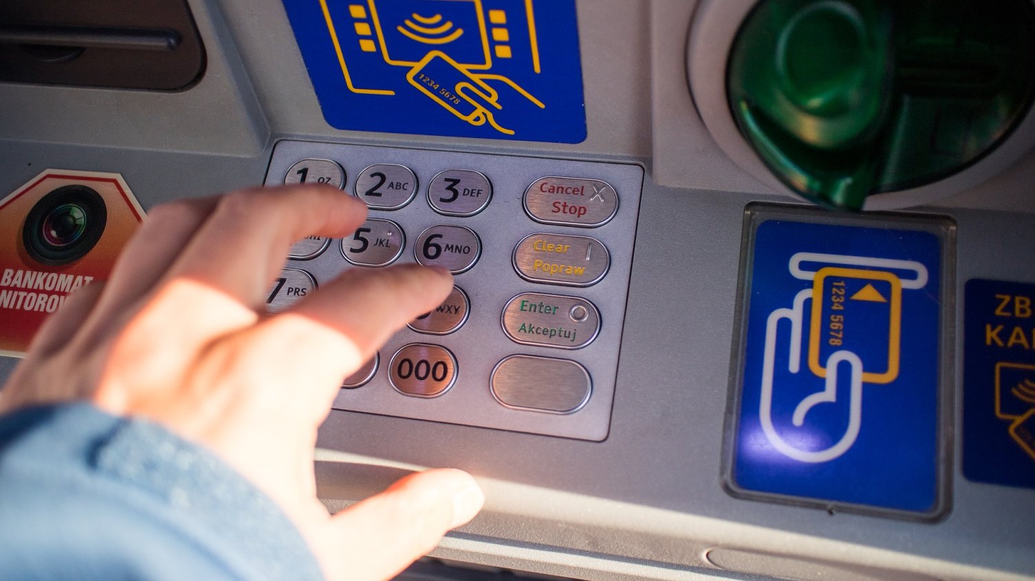 To nie jest dobry czas dla oszczędzających w bankach. Drugi miesiąc z rzędu banki wprowadzają obniżki stawek na kontach oszczędnościowych.