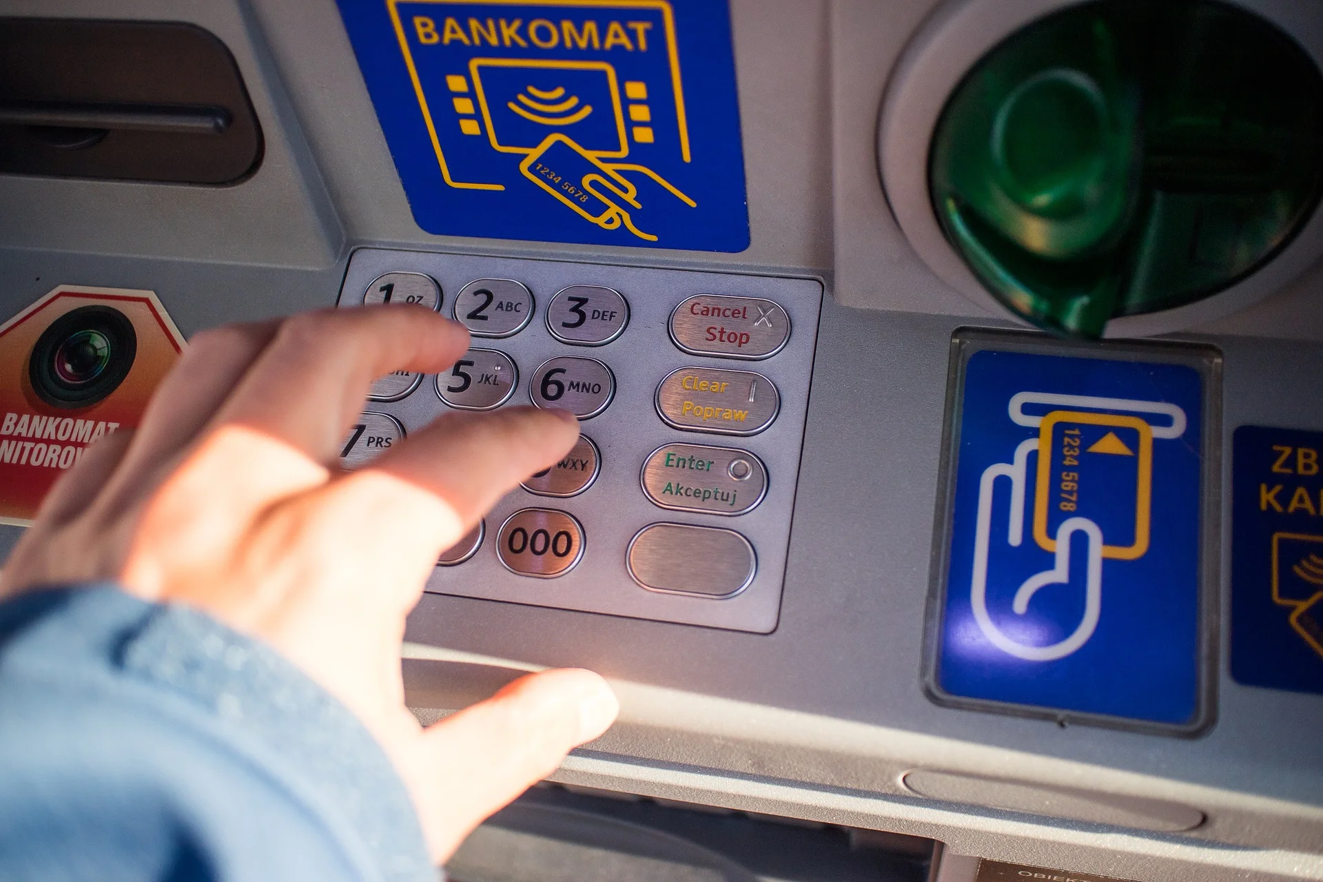 To nie jest dobry czas dla oszczędzających w bankach. Drugi miesiąc z rzędu banki wprowadzają obniżki stawek na kontach oszczędnościowych.