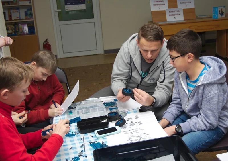 Warsztaty z robotyki w Powiatowej i Miejskiej Bibliotece Publicznej w Skarżysku-Kamiennej. W konstruowaniu i programowaniu robota pomagał dzieciom nauczyciel Sylwester Zasoński