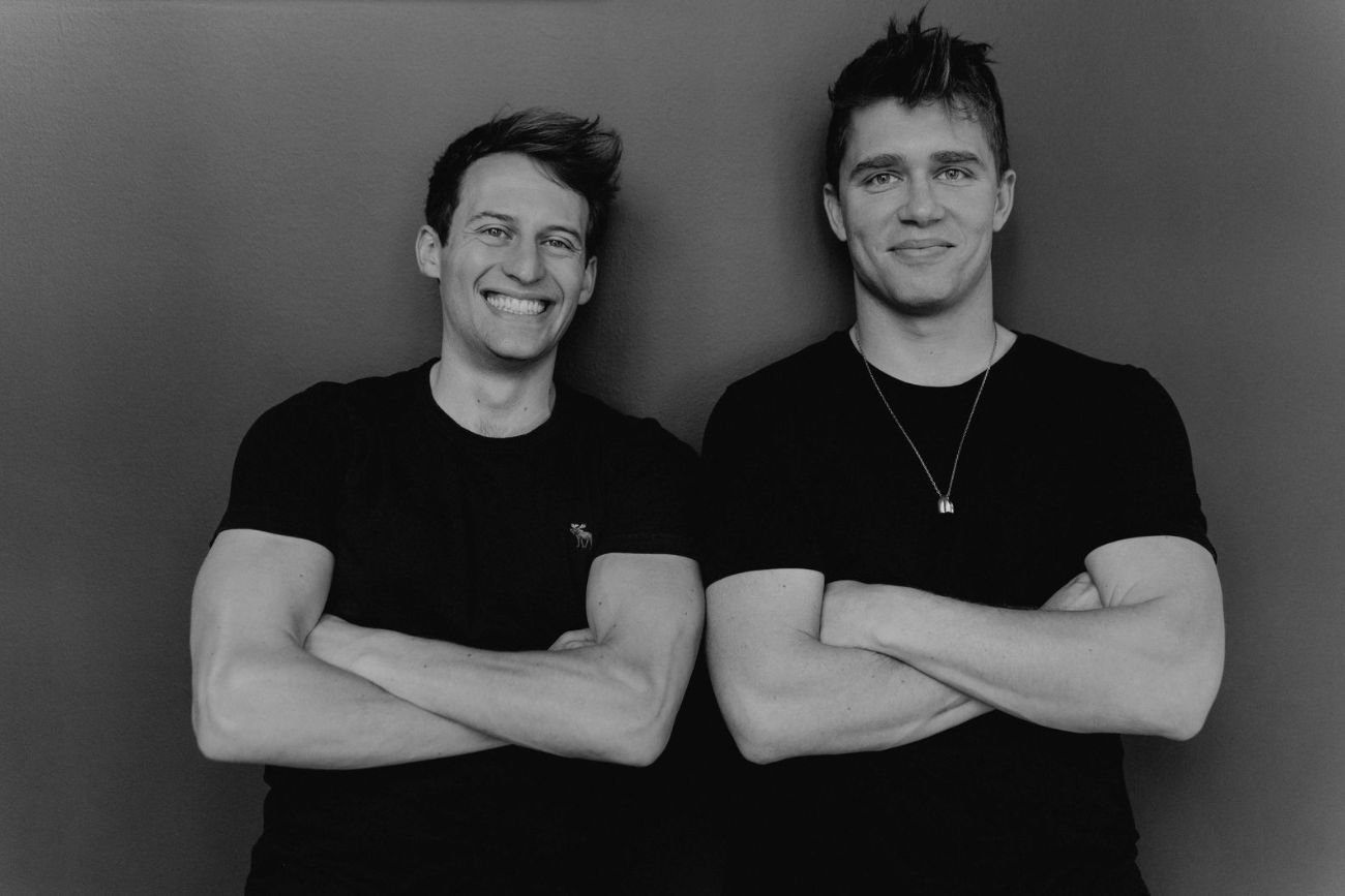 Od lewej: Robert Chandler i Filip Kozera, założyciele polskiego start-upu AI Wordware.