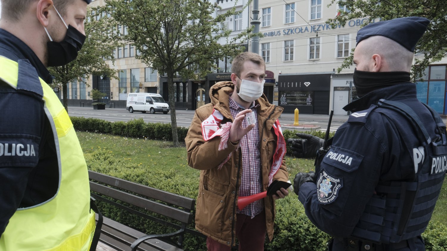 Policjanci sprawdzają, czy Polacy chodzą w maseczkach.