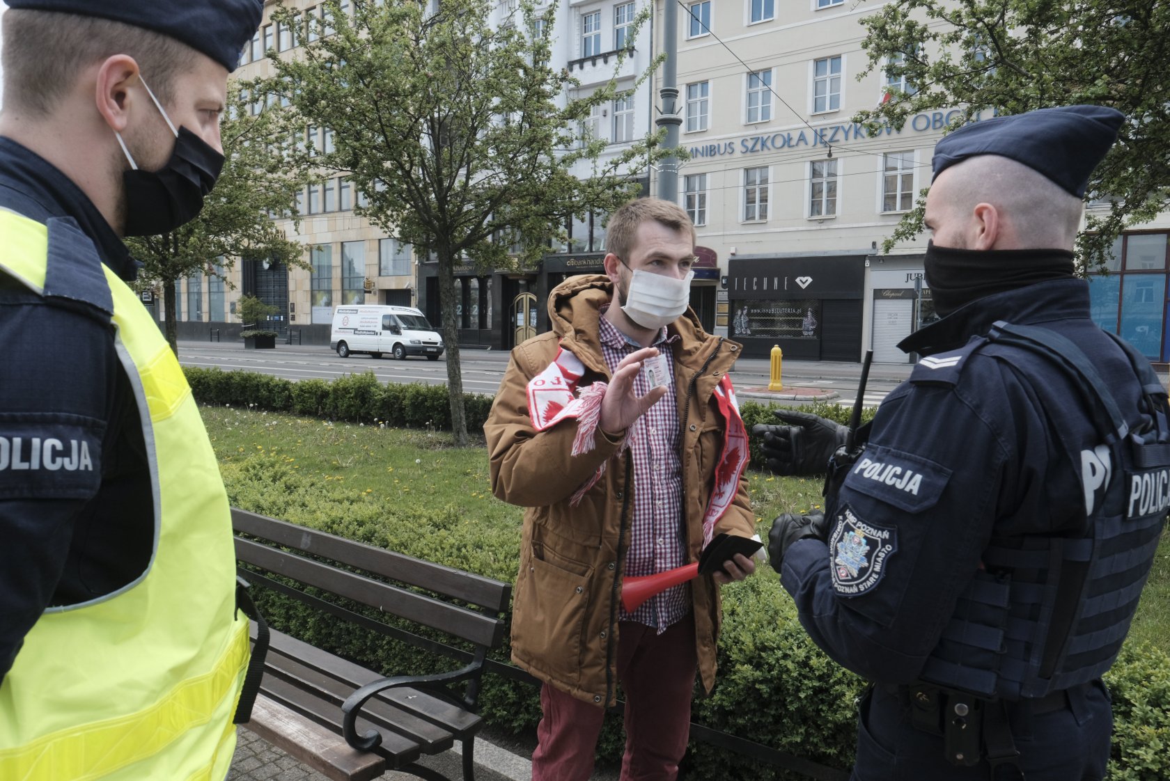 Policjanci sprawdzają, czy Polacy chodzą w maseczkach.