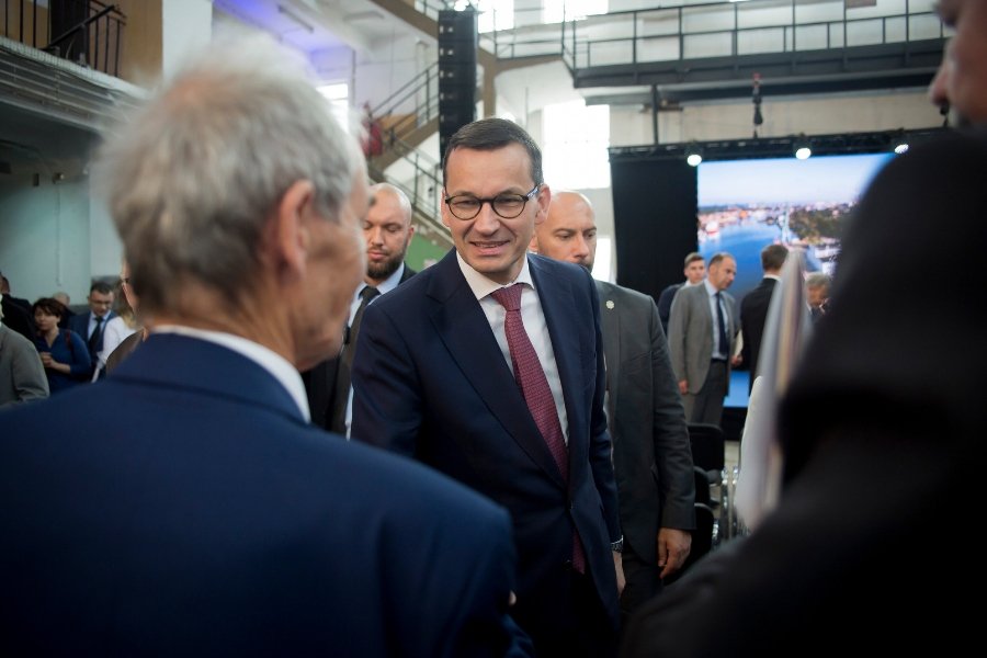 Premier Mateusz Morawiecki ma kolejny pakiet programów: tym razem ich beneficjentami miałyby być samorządy i mieszkańcy mniejszych ośrodków.