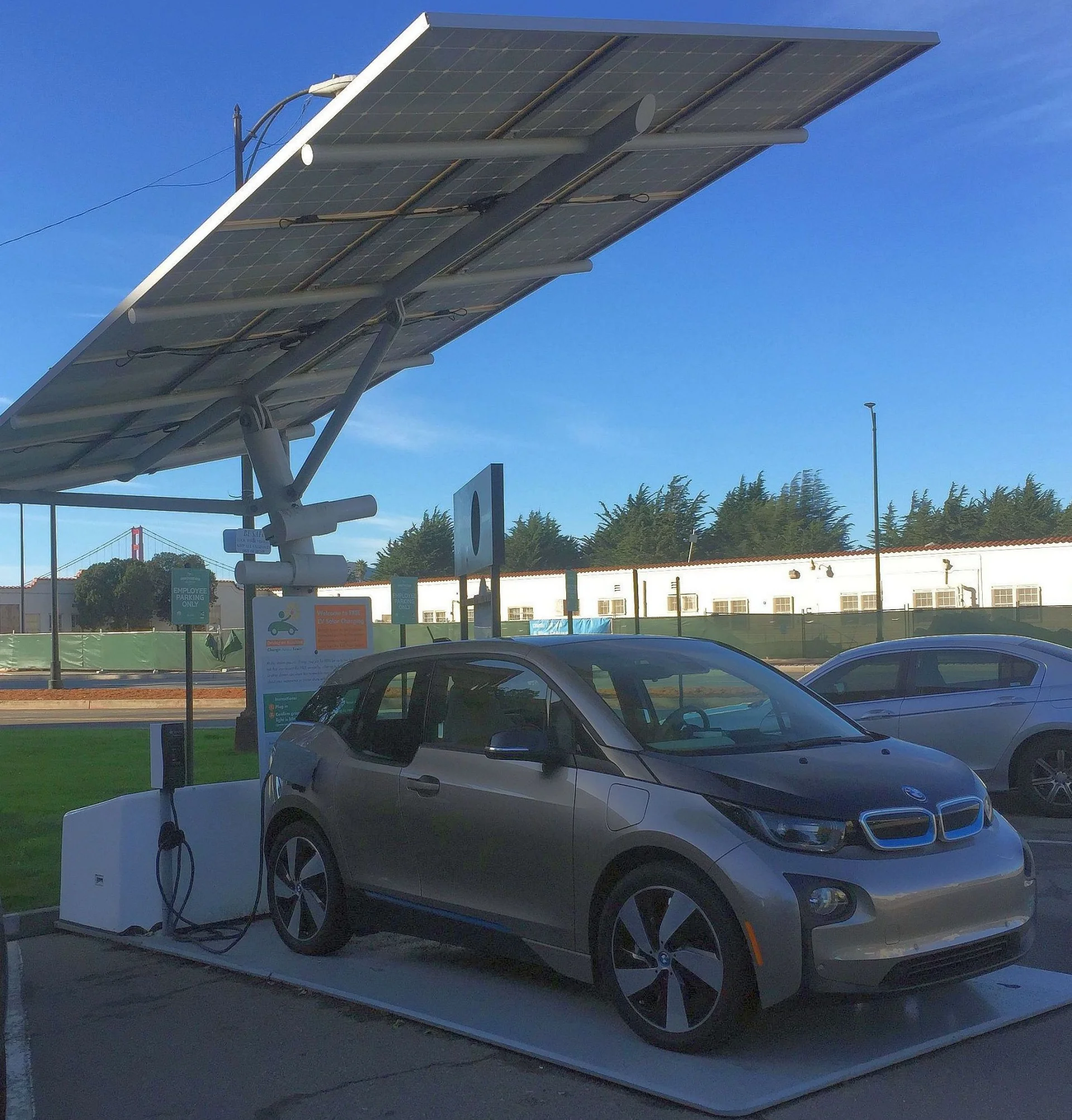 Darmowe ładowanie samochodów elektrycznych przy użyciu paneli słonecznych, San Francisco.