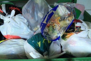 Grzebią w śmietnikach za jedzeniem. Omijają inflację i walczą z marnowaniem żywności