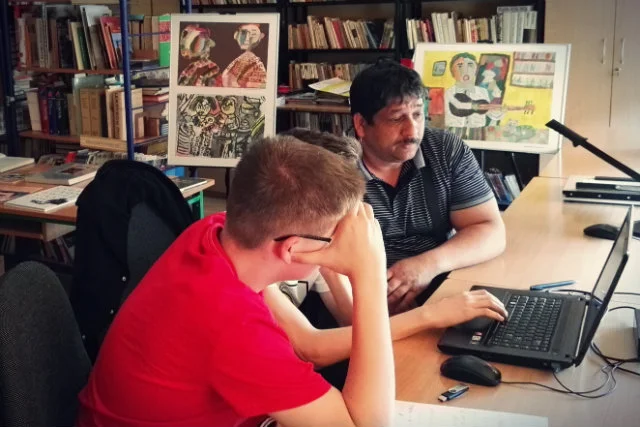 Tadeusz Krzyżanowski podczas pracy z dziećmi.
