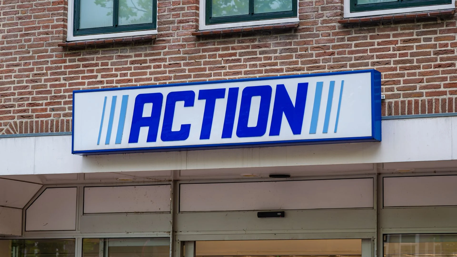 Action ma przeceniony sprzęt i domowe hity. Szaleństwo na półkach. Logo sklepu Action.
