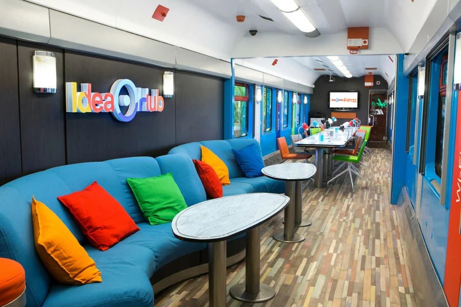 Coworkingowa "salonka" ma umożliwiać zarówno pracę, jak i odpoczynek. Użytkownicy mogą tu zarówno popracować, jak i odpocząć.