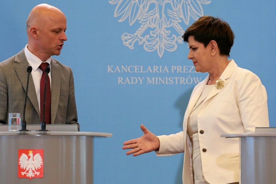 Szef trafiającego do likwidacji resortu finansów Paweł Szałamacha i premier Beata Szydło.