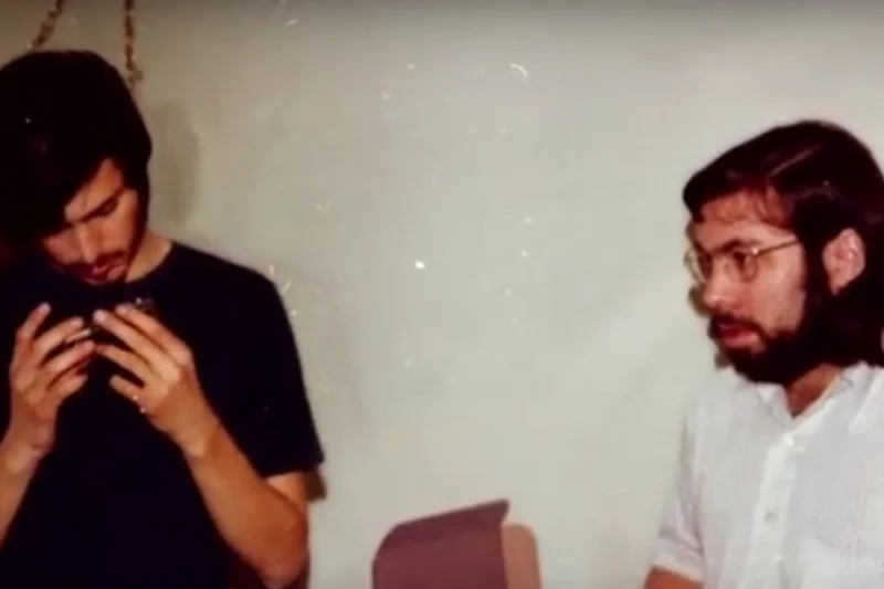 Mike Markkula uznał, że Jobs i Wozniak mają za mało doświadczenia, aby zarządzać Apple. Dlatego pierwszym prezesem firmy był Michael Scott.