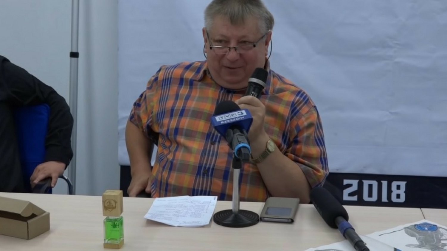 Prezes klubu Stal Rzeszów, Ireneusz Nawrocki, demonstruje perfumy o zapachu marihuany: Cannabis.