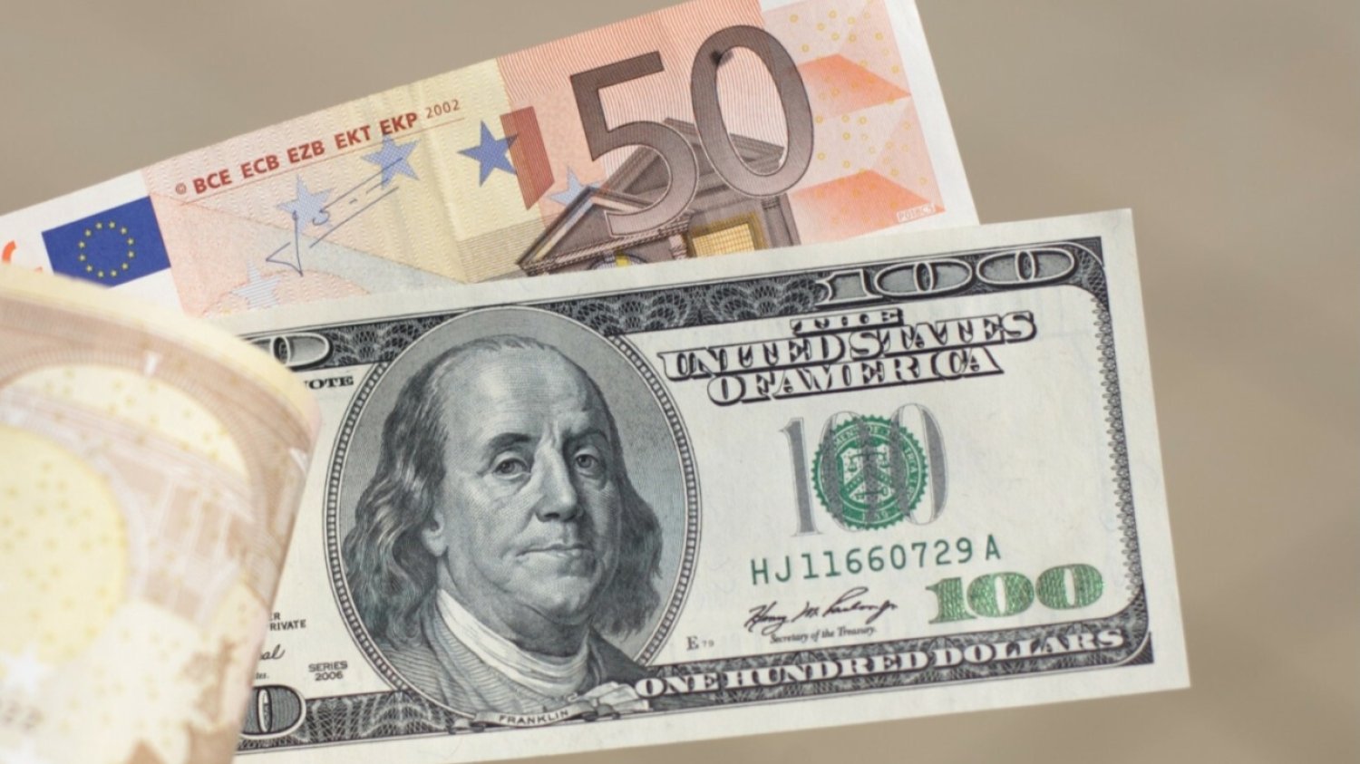 Banknoty euro i dolary amerykańskie.