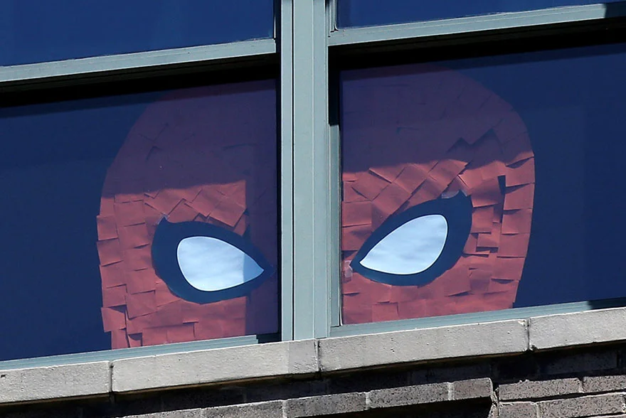 Spiderman na oknie Nowojorskiego biurowca