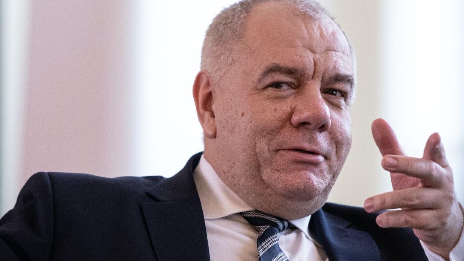 Jacek Sasin tłumaczy, że opóźnienia w projekcie polskiego samochodu elektrycznego to wina zbyt dużej konkurencji.