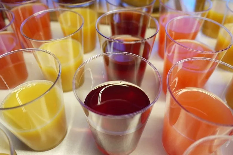 Picie soków wyszłoby nam na zdrowie. Niestety Polacy częściej sięgają chociażby po alkohol