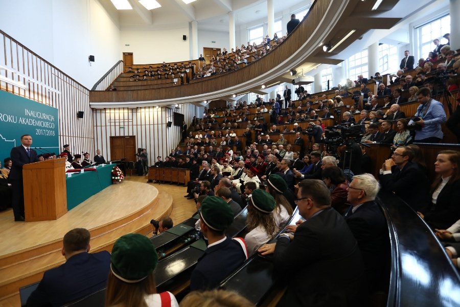 Inauguracja roku akademickiego w Szkole Głównej Handlowej. Uczelnia obawia się, że "afera KNF" rykoszetem może uderzyć w jej wizerunek.