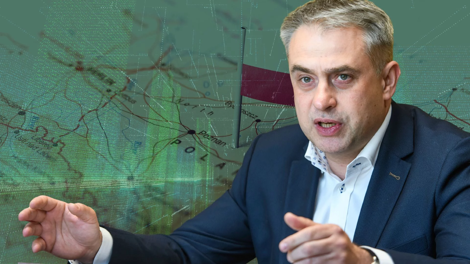 Minister cyfryzacji Krzysztof Gawkowski na tle mapy Polski, flagi i cyberprzestrzeni. Wypowiedział się o serii cyberataków na Polskę.