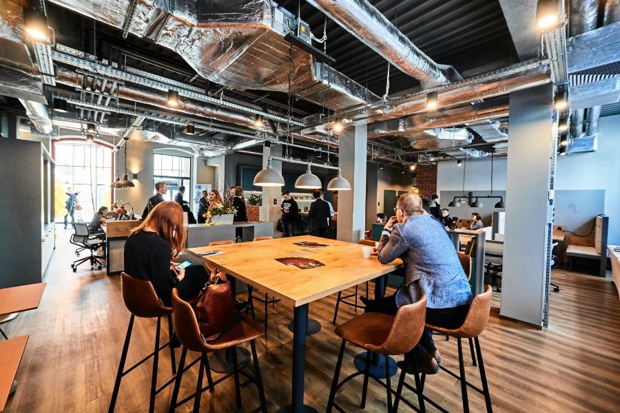 Biuro coworkingowe firmy Regus w Łodzi. Powierzchnia dostępnych przestrzeni coworkingowych rośnie w szybkim tempie, tak samo jak poziom wynajmu: tylko w I kw. br. wynajęto tyle biur, co przez cały 2017 r.