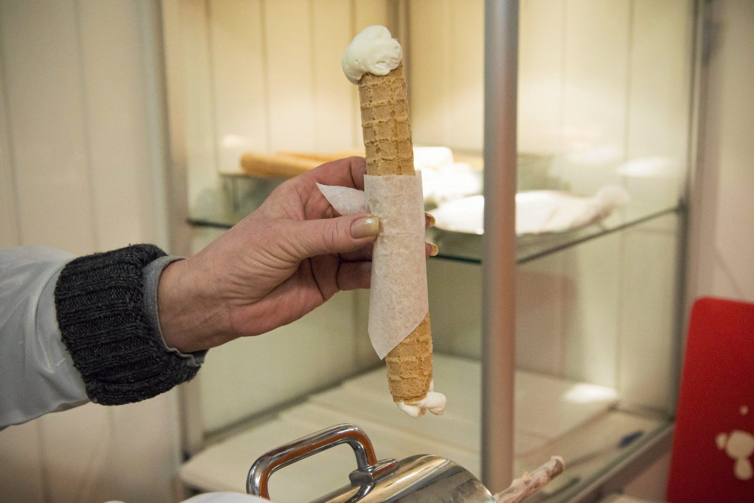 Liczącą sobie 60 lat Cukiernię Przewłocki ze słynnymi rurkami udało się uratować. Ale to niejedyne stare przedsiębiorstwo w Warszawie.