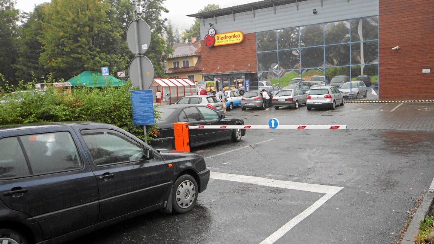 UOKiK zajmie się tematem nieprawidłowości na parkingach przy dyskontach sieci Biedronka i Aldi.