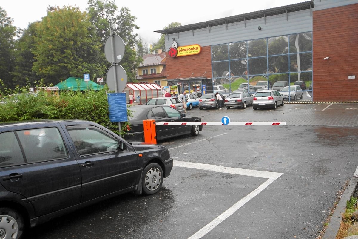 UOKiK zajmie się tematem nieprawidłowości na parkingach przy dyskontach sieci Biedronka i Aldi.