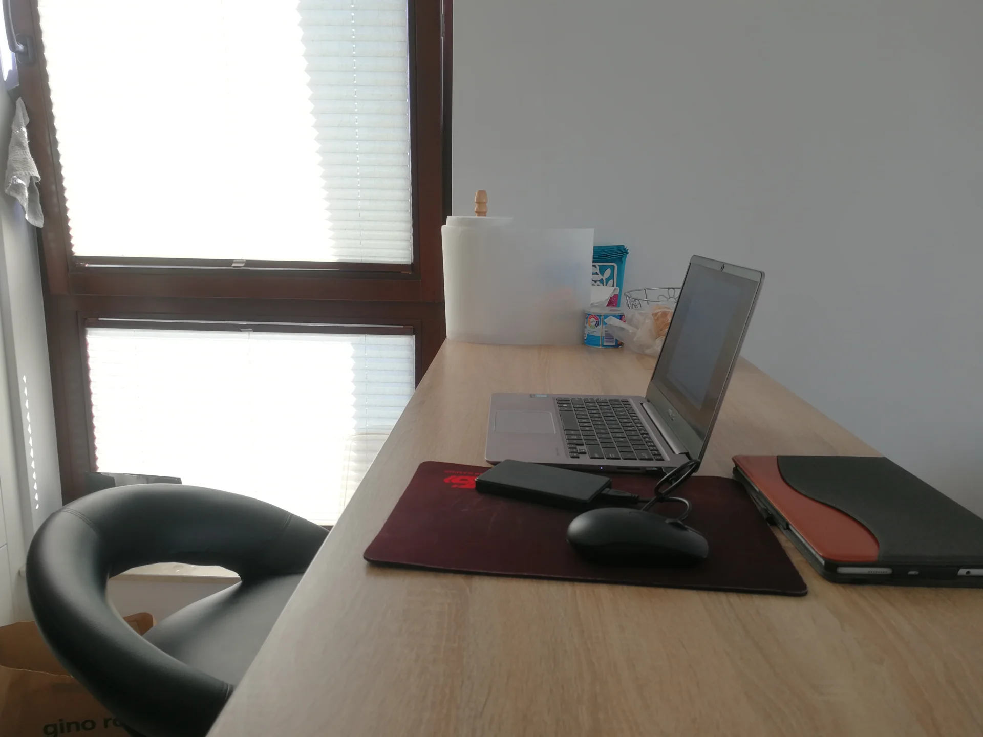 W tym domowym biurze króluje minimalizm...