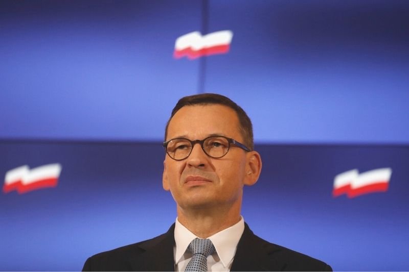 Premier Mateusz Morawiecki zablokował wydatki na premie dla urzędników. Część ministerstw zdążyła już jednak wypłacić nagrody.