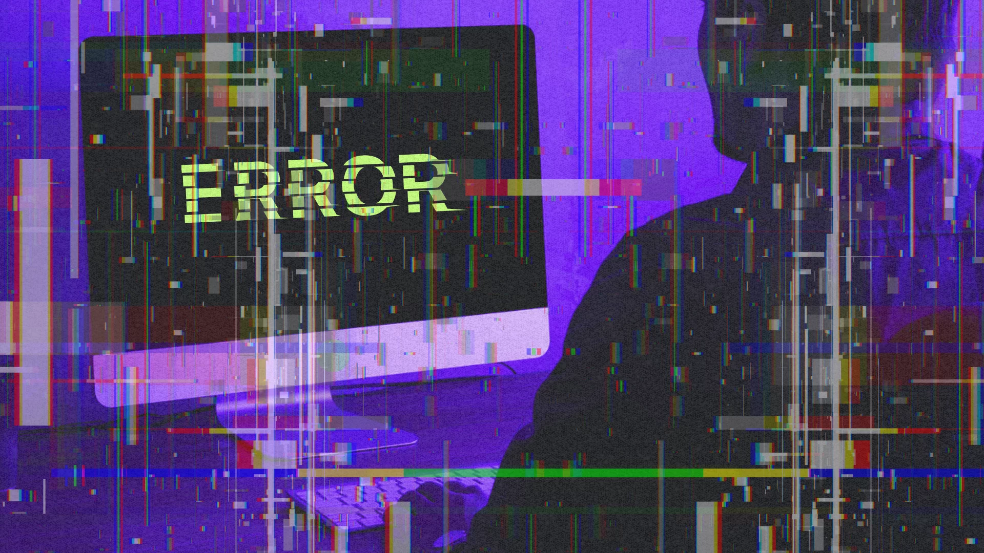 Mężczyzna siedzi przed komputerem, na którego ekranie widać jedynie napis ERROR. Co zrobić, gdy internet padnie na tydzień?