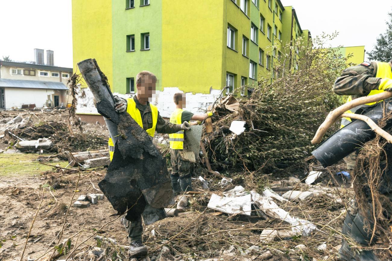 Sprzątanie po powodzi łączy się z wieloma wyzwaniami, indywidualnymi jak i w skali kraju.