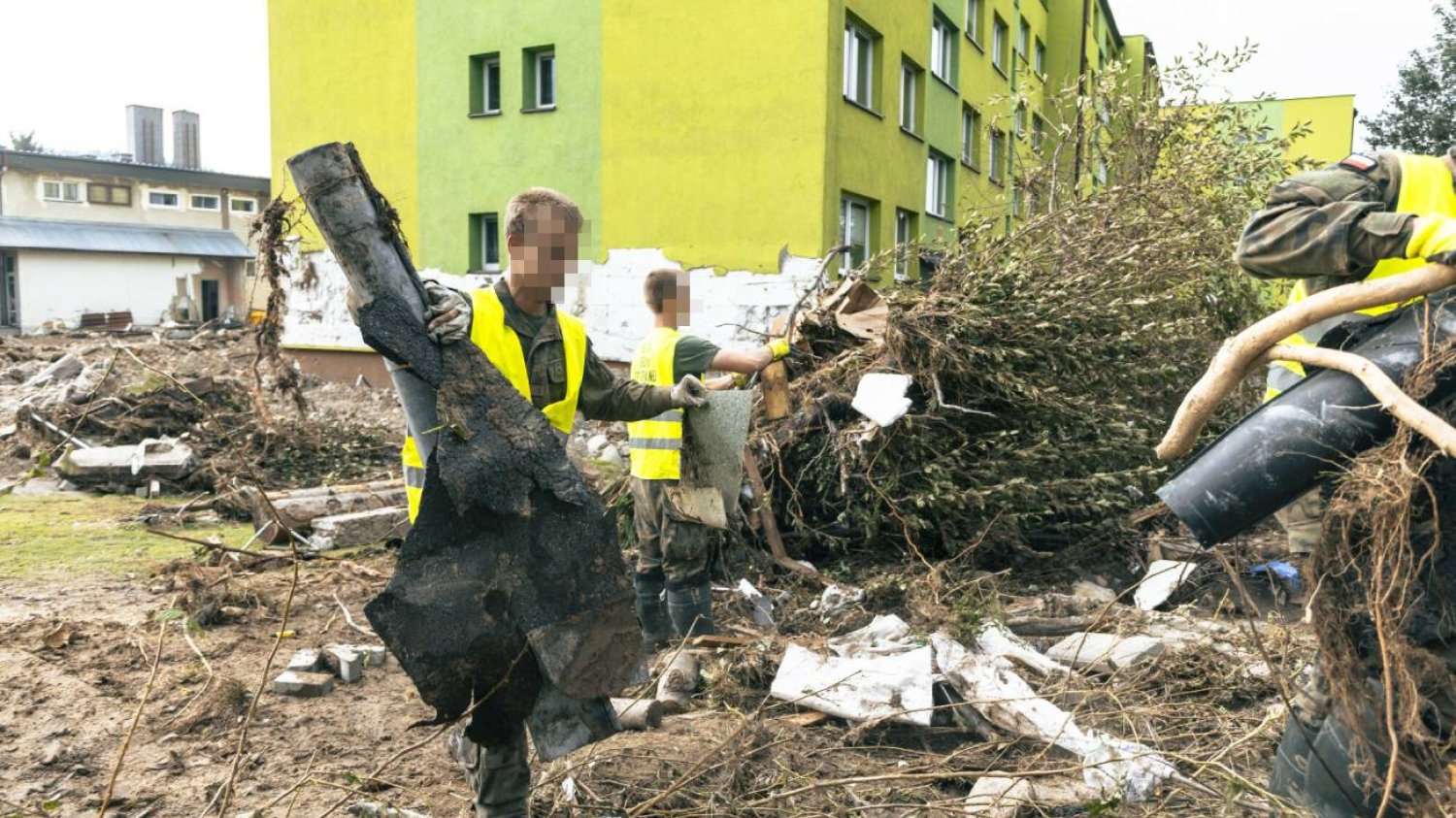Sprzątanie po powodzi łączy się z wieloma wyzwaniami, indywidualnymi jak i w skali kraju.