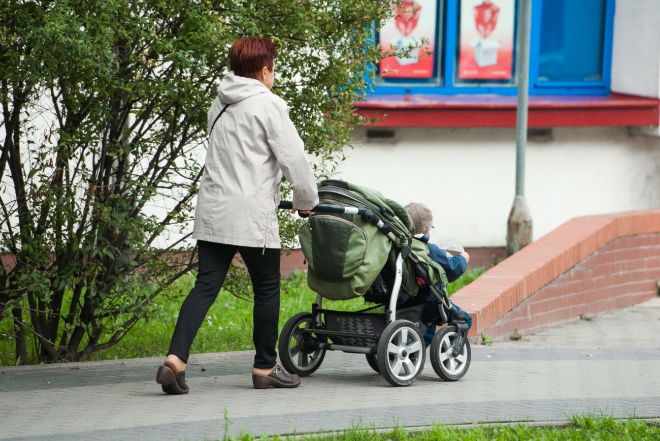 Matka z dzieckiem na spacerze