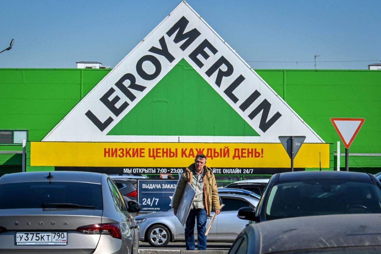 Mężczyzna przez Leroy Merlin pod Moskwą.