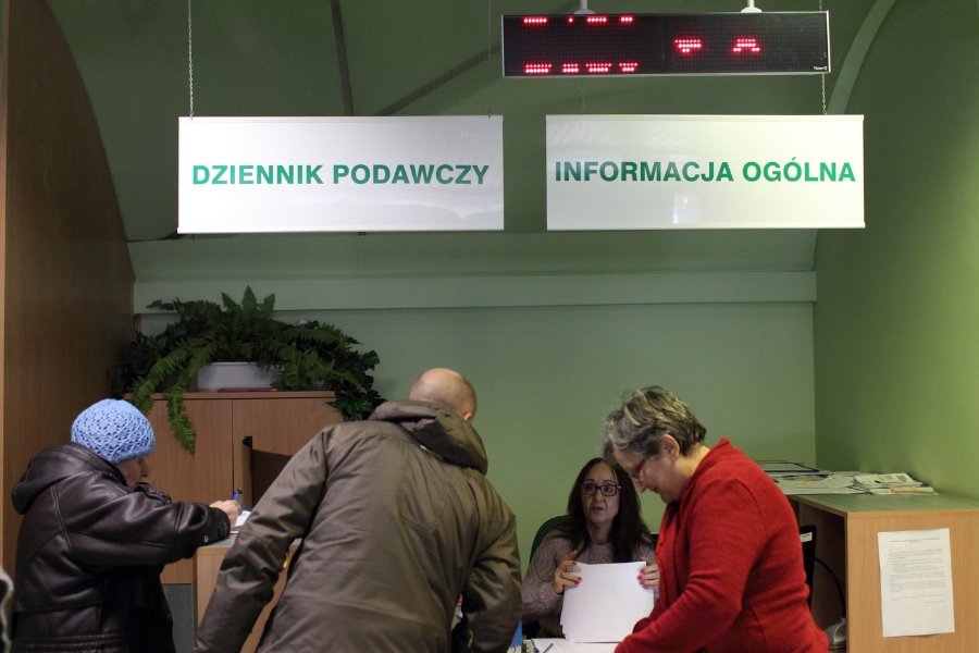 Dress code w ZUS nie zakazuje czarnego stroju lecz jedynie wskazuje, że preferowany jest strój biały lub zbliżony.